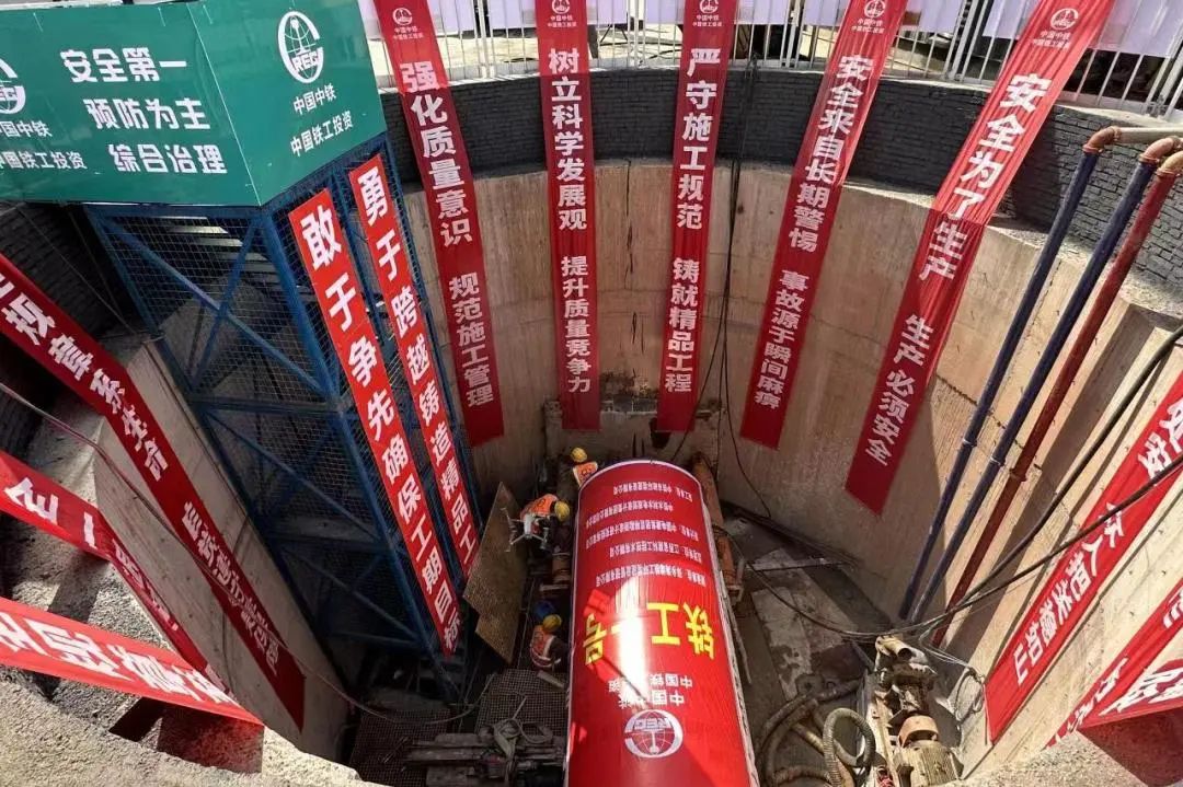 萍鄉(xiāng)項目截污干管子項“WB311-WB307”頂段順利開頂