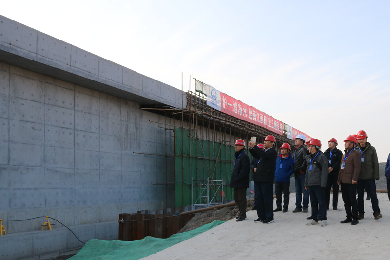 武漢水務(wù)集團(tuán)董事長黃思到市政公司承建的武漢北湖項目部進(jìn)行現(xiàn)場安全文明施工檢查