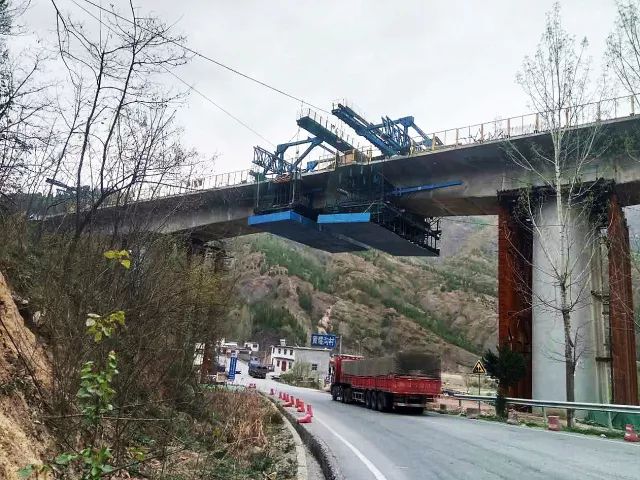 蒙華鐵路跨G209國道五里川老灌河大橋主跨合攏段順利澆筑完成