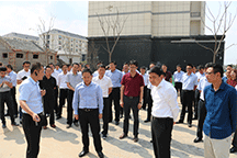 新沂市市委書記高山、市長陳堂清帶領市觀摩團赴公司承建的新沂金唐新城安置房PPP項目進行現場觀摩指導
