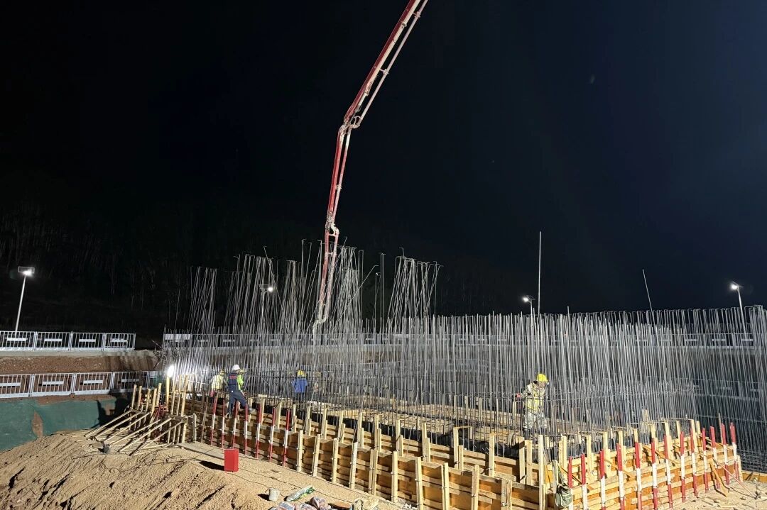 磨憨南坡污水處理廠及配套管網項目臭氧接觸池單體底板澆筑完成